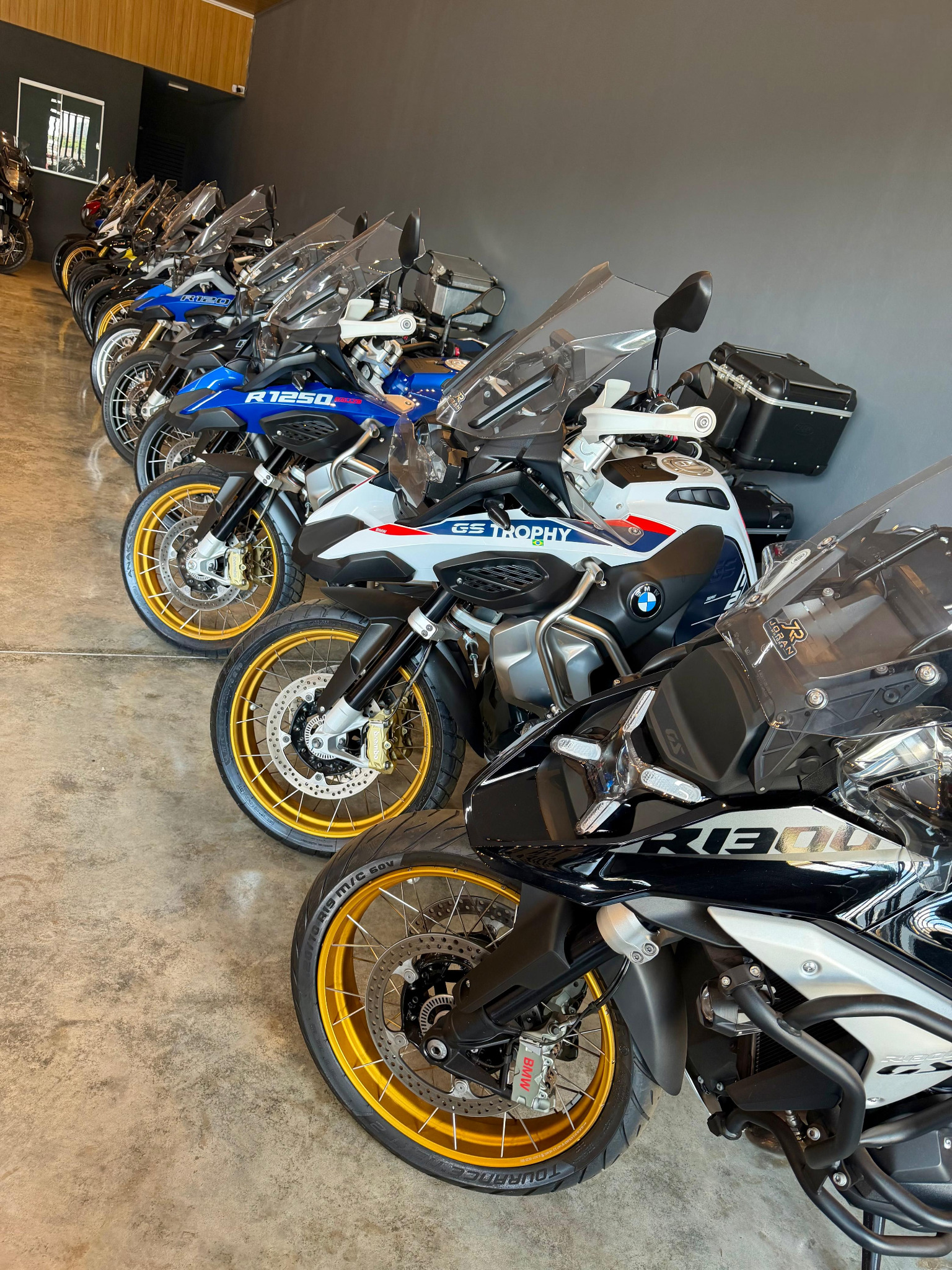 Motocicletas de diferentes estilos expostas na Joran