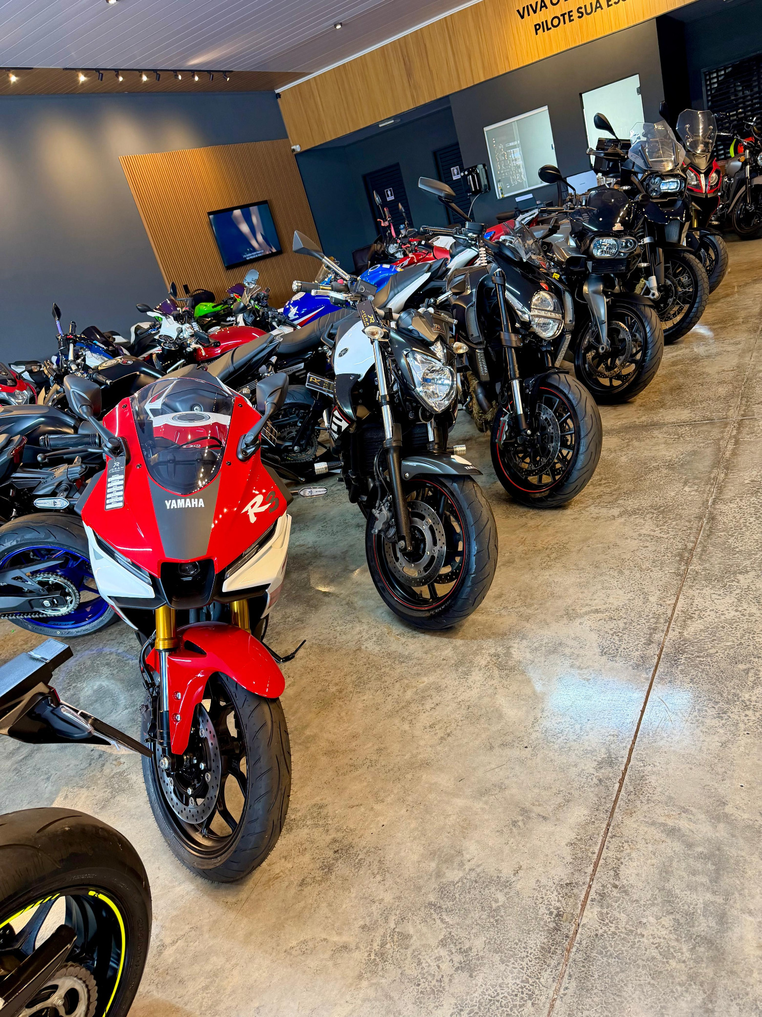 Seleção de motocicletas esportivas no showroom